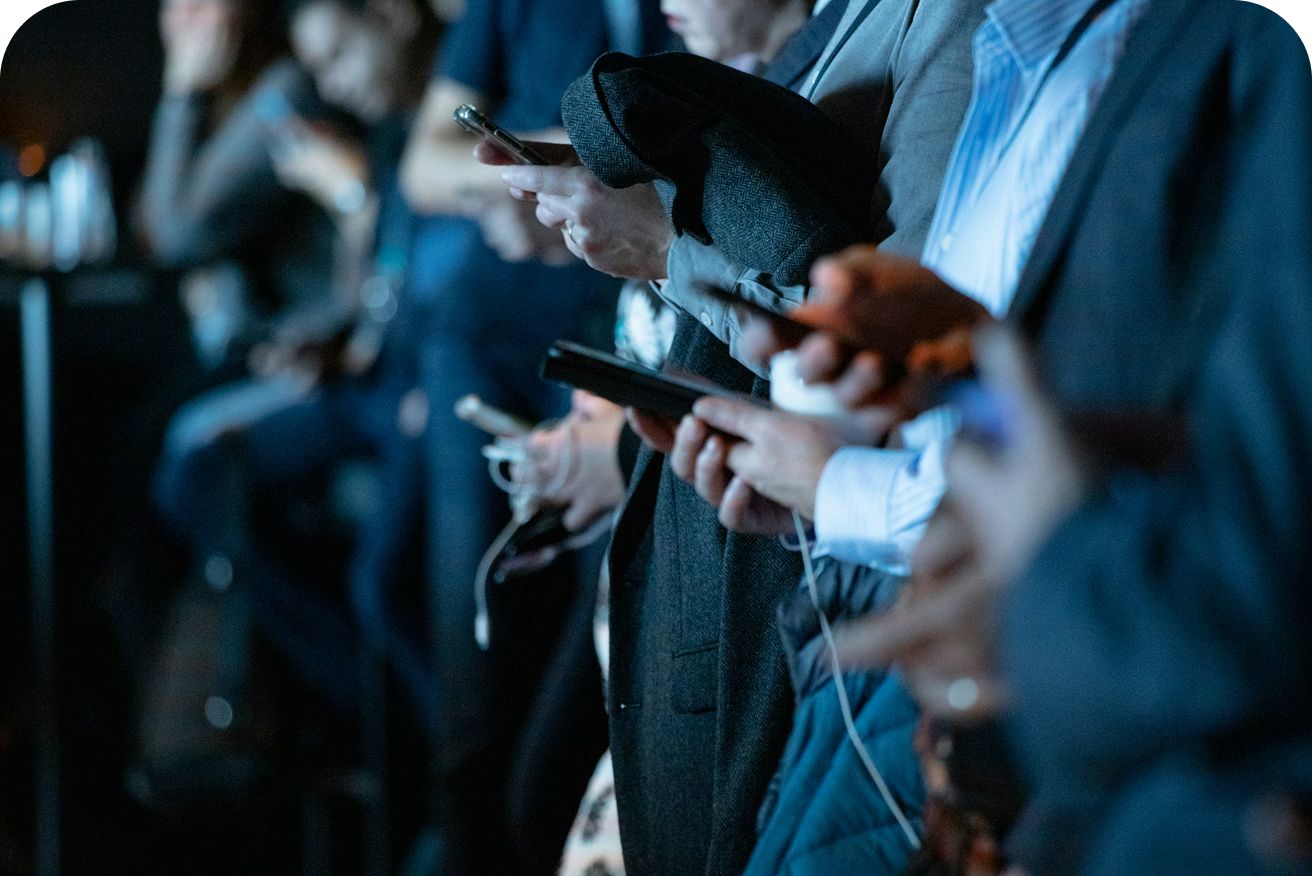 Foule de personnes ruées sur le téléphone