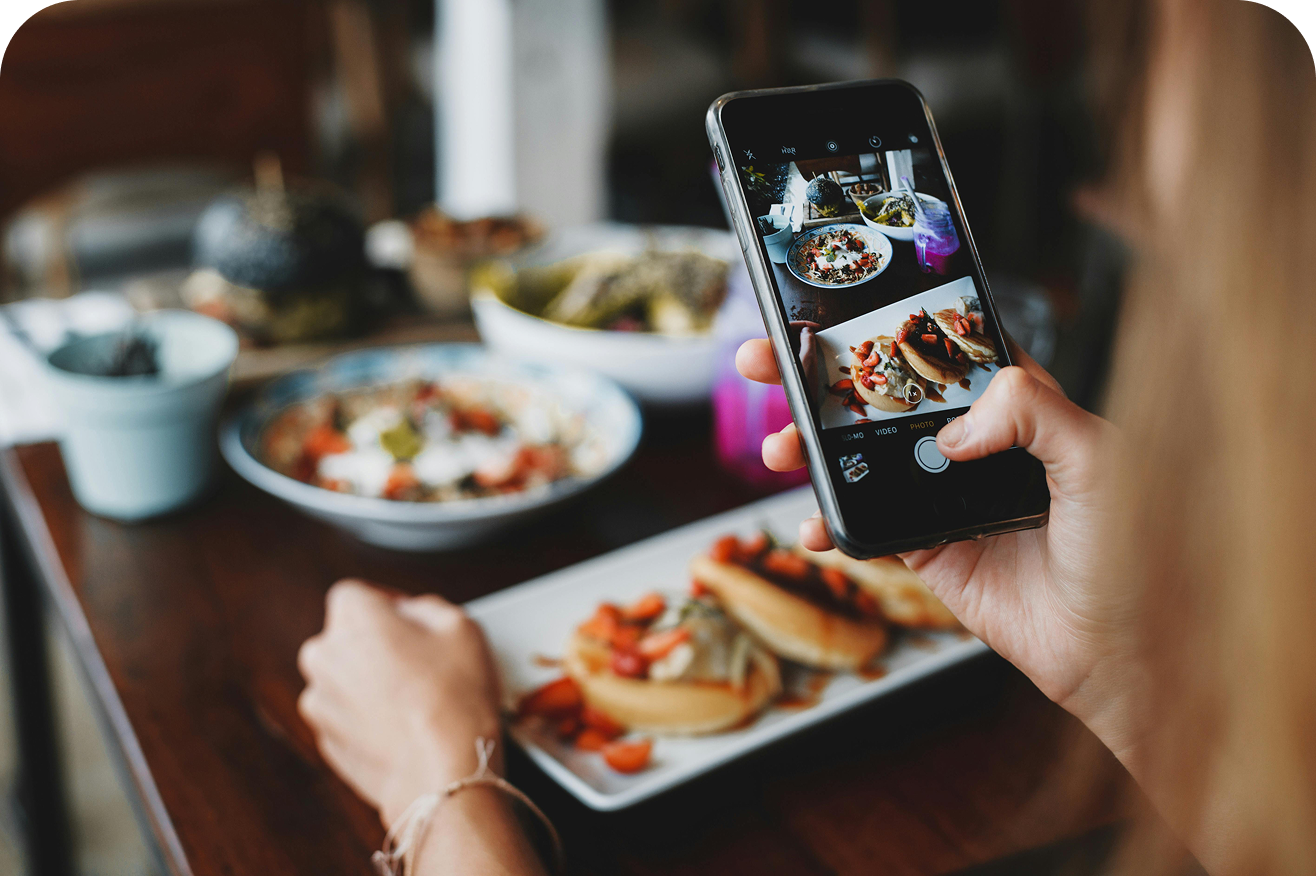 Personne qui scroll sur son téléphone à table